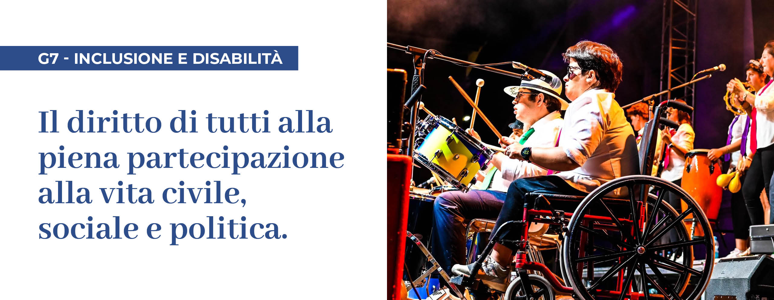 G7 Inclusione e disabilità: nell'immagine, musicista in carrozzina suona la batteria durante una performance live, accompagnato da altri musicisti.