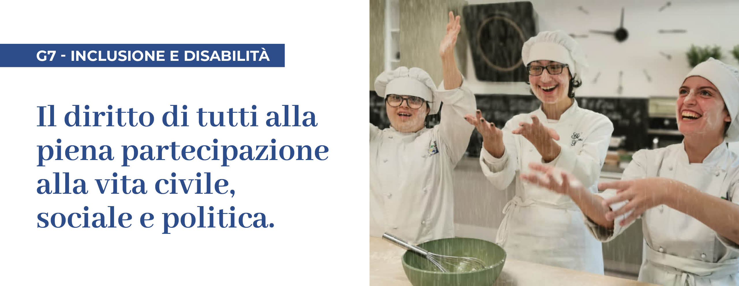 G7 Inclusione e disabilità: nell'immagine, tre giovani in divisa da chef sorridono e lanciano farina in aria con entusiasmo mentre cucinano.