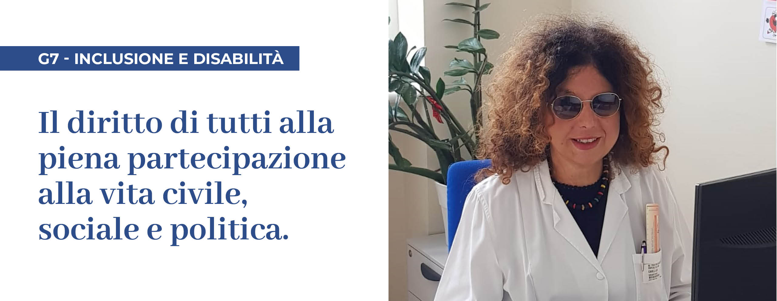 G7 Inclusione e disabilità: nell'immagine, una donna ipovedente siede al pc sorridendo e indossando un camice medico